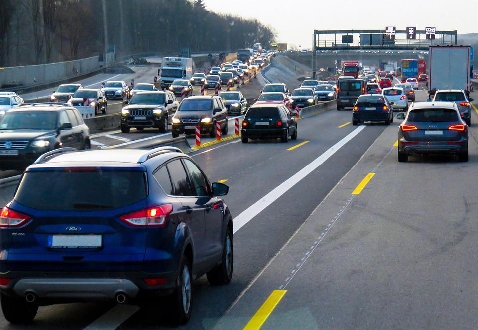 Incidente sulla A1 auto fuori strada traffico intenso tra Arezzo