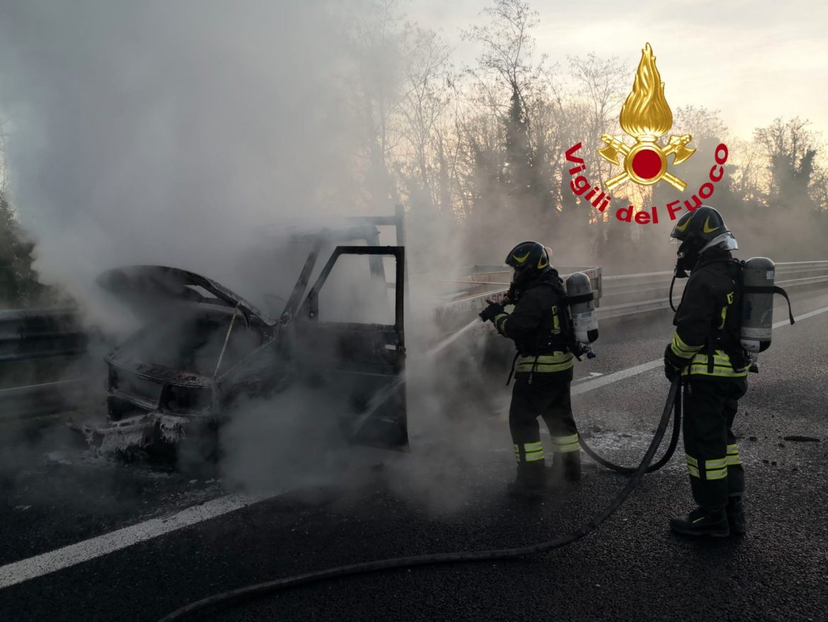 Incendio di un furgone nel tratto Arezzo Valdarno sulla A1